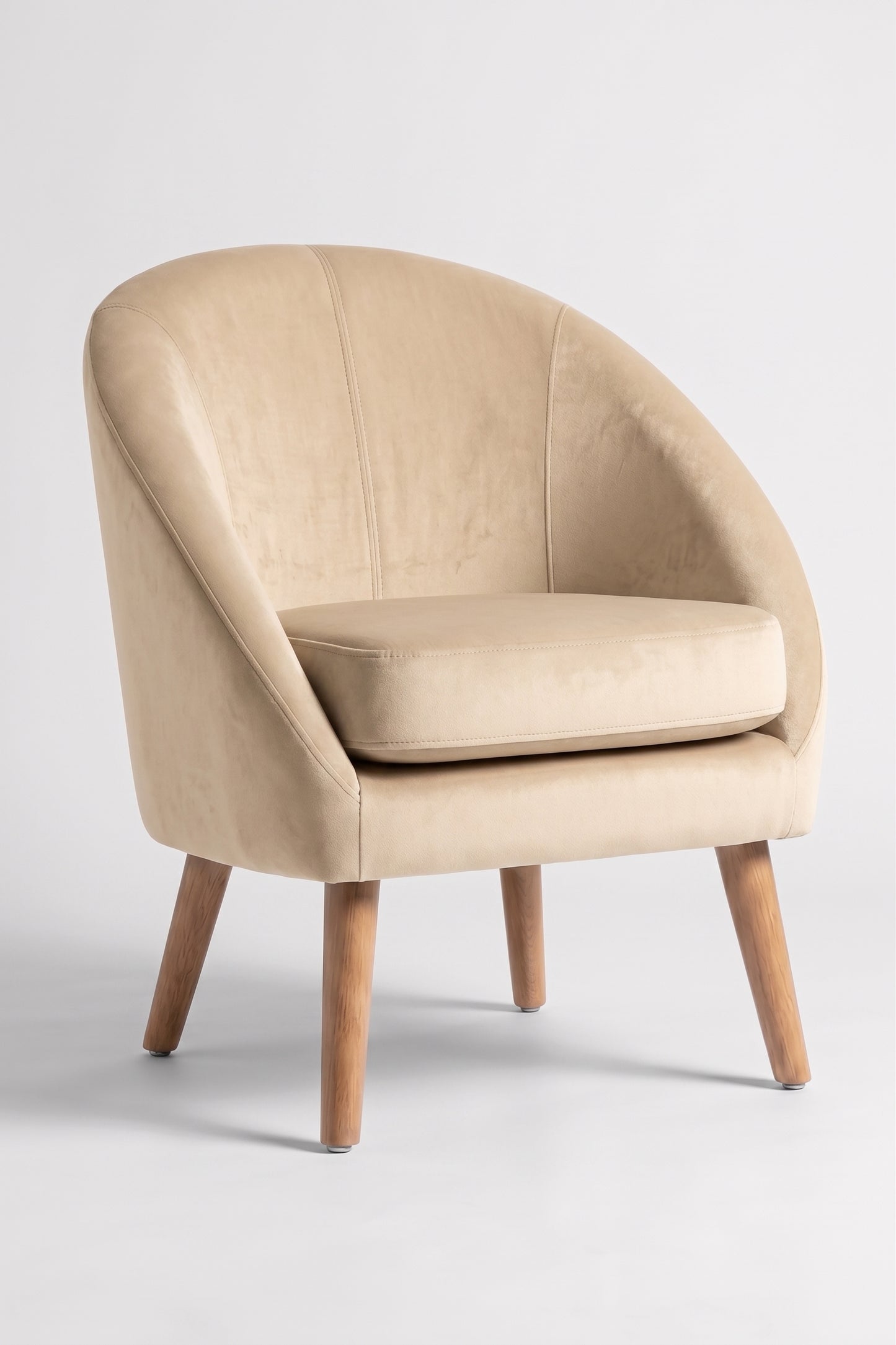 Sillón de un cuerpo Paris color Vainilla en pana antimanchas importada, forma redonda y compacta con apoyabrazos integrados — ideal para un living compacto. Hecho a medida por Tienda de Banquitos.
