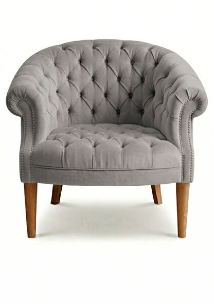 Sillón Nairobi de un cuerpo tapizado en plata, capitoné redondeado con tachas y patas de madera – Tienda de Banquitos