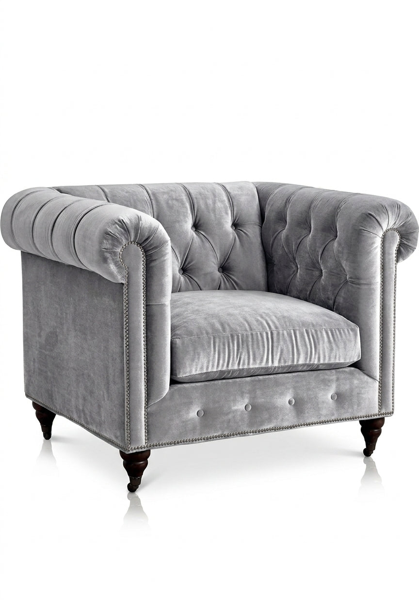 Sillón de un cuerpo Chesterfield color Plata en pana antimanchas importada, el clásico diseño inglés firme con detalle de tachas — para un living con carácter que dure toda la vida. Hecho a medida por Tienda de Banquitos.