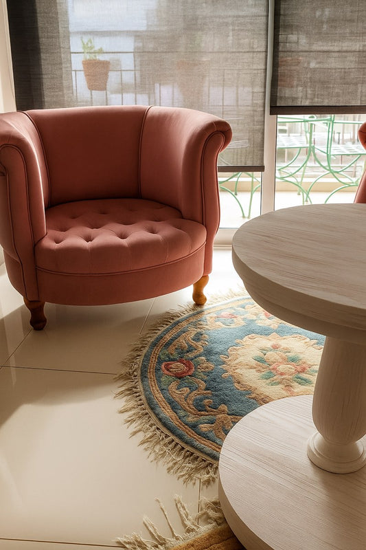 Detalle del Sillón Brigitte tapizado en pana rosa con apoyabrazos curvos, en el departamento de Caballito