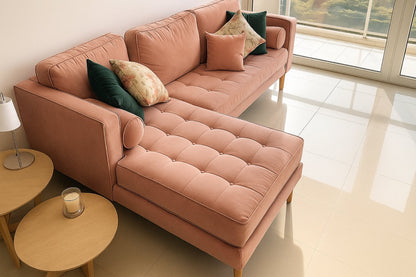 Vista cenital del sillón esquinero Bambú en rosa viejo, mostrando el capitoné del asiento y los almohadones decorativos verdes y estampados.