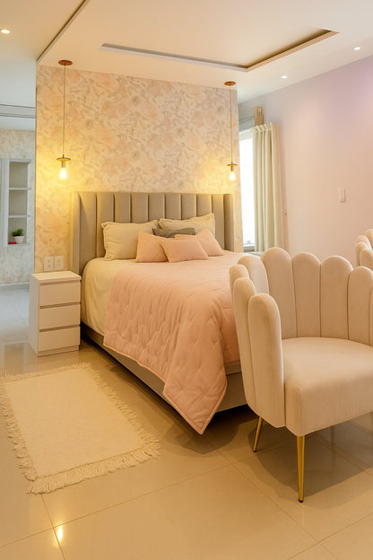 Habitación juvenil con Sillón Angie en beige, apoyabrazos tipo pétalo y patas doradas, junto a la cama con Respaldo Alpes beige arena de paneles verticales.