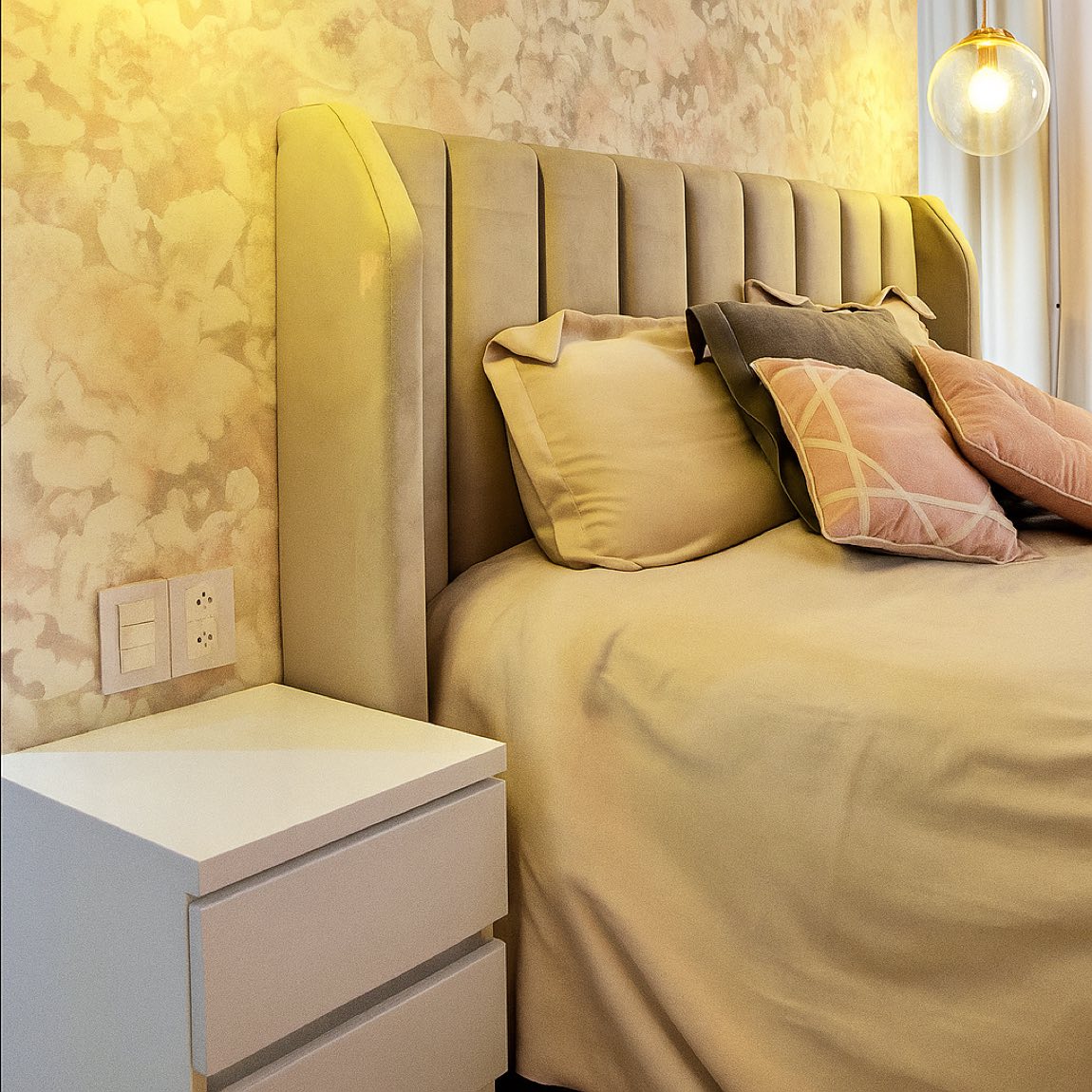 Respaldo de cama Alpes en beige arena, con paneles verticales acanalados, sobre la cama de la habitación juvenil.