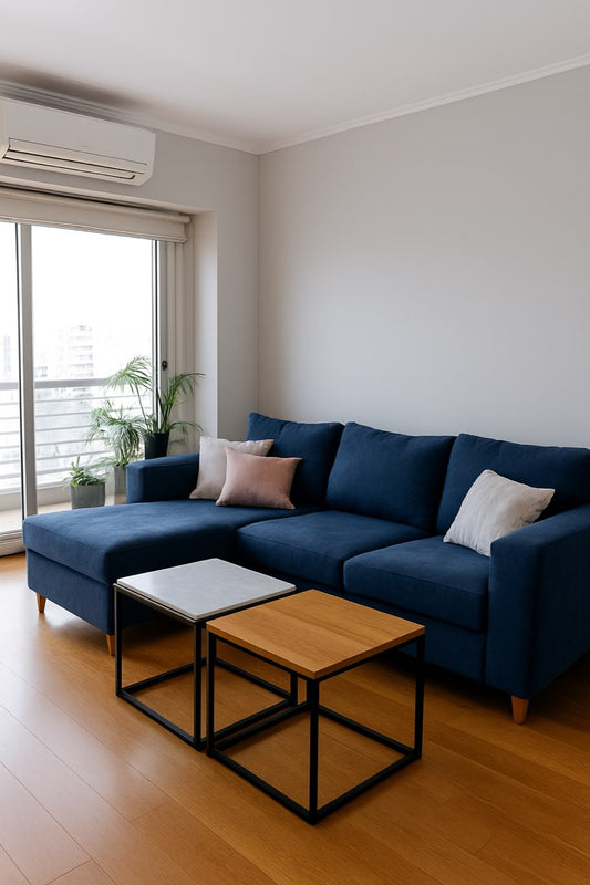 Vista frontal del Sillón esquinero Magnolia en pana azul antimanchas, con cojines decorativos en tonos suaves.