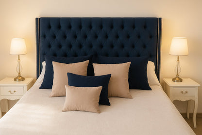 Detalle frontal del respaldo de cama Emmy en azul ocean, con capitoné en diamante y almohadones en tonos beige y azul.
