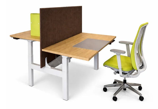 Puesto elevable eléctrico doble M7 de Archivos Activos con tapa de madera, pantalla divisoria y silla operativa