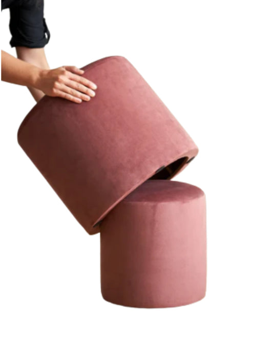 Puff Gemelos en pana rosa viejo: el puff grande de 50 cm se apoya inclinado sobre el chico de 40 cm, sobre fondo blanco