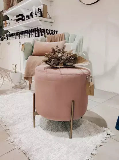 Puff Estrella cilíndrico en pana azul profundo, con base metálica dorada. Diseño moderno y elegante que combina funcionalidad y estilo.