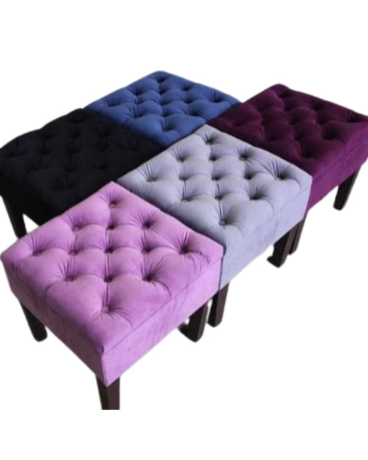 Cinco Puff Nube cuadrados con capitoné y patas de madera, en pana negra, azul, violeta, lavanda y lila