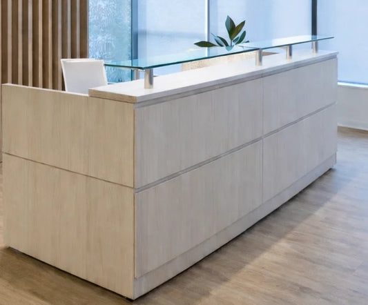 Recepción Axioma de Archivos Activos de madera clara con vidrio superior en un hall corporativo