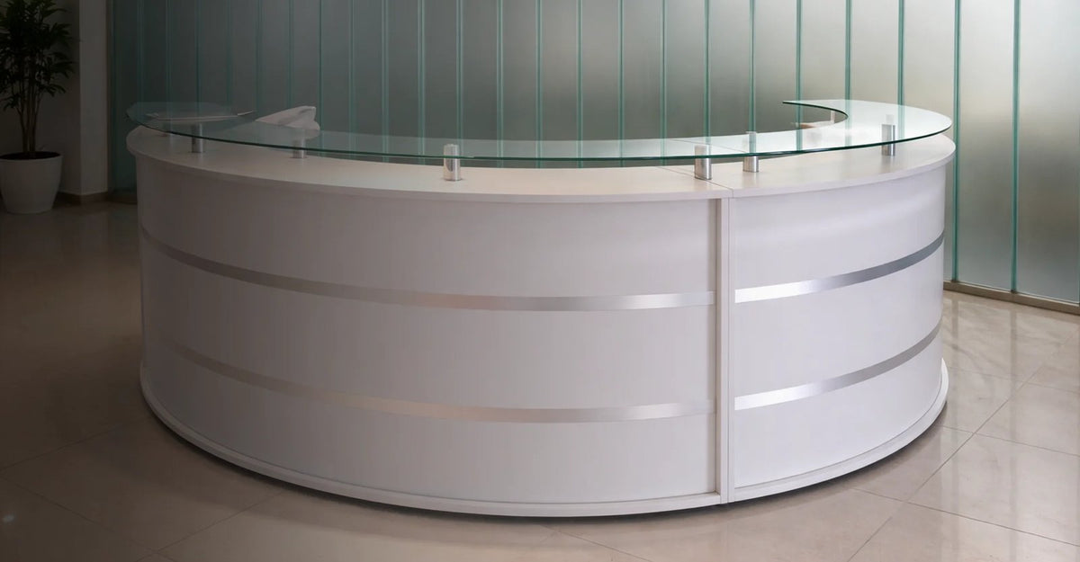 Recepción Ronald de Archivos Activos curva y blanca con buñas y vidrio superior, en un hall