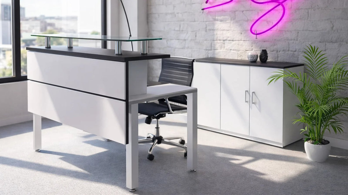 Recepción Zen de Archivos Activos blanca con plano de vidrio y mueble de guardado, en un hall con escalera