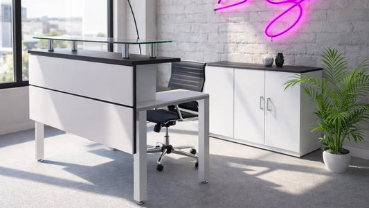 Recepción Zen de Archivos Activos blanca con plano de vidrio y mueble de guardado, en un hall con escalera