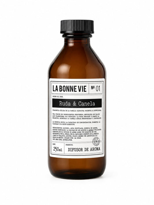Repuesto de difusor de varillas La Bonne Vie de 250 ml, aroma N°01 Ruda y Canela, con tapa negra