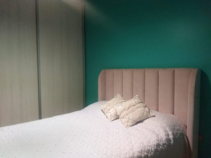 Respaldo Alpes nude con canales verticales y orejas laterales, en el dormitorio de pared turquesa de Yanina