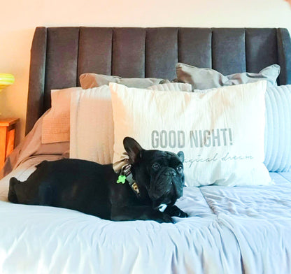 Cabecera Angie chocolate paneles verticales redondeados en dormitorio con bulldog francés – Tienda de Banquitos