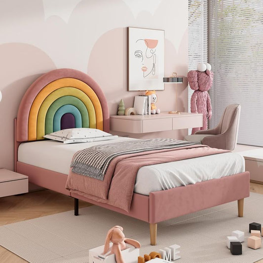 Respaldo de Cama ArcoIris con arcos en tonos pastel en un cuarto infantil rosa, con escritorio y juguetes