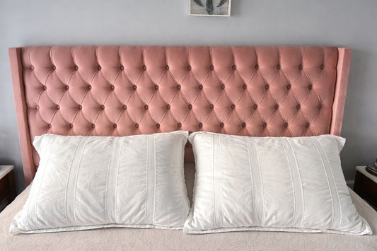 Respaldo de cama Emmy de 1,60 m en pana antimanchas rosa con capitoné, en stock con entrega inmediata