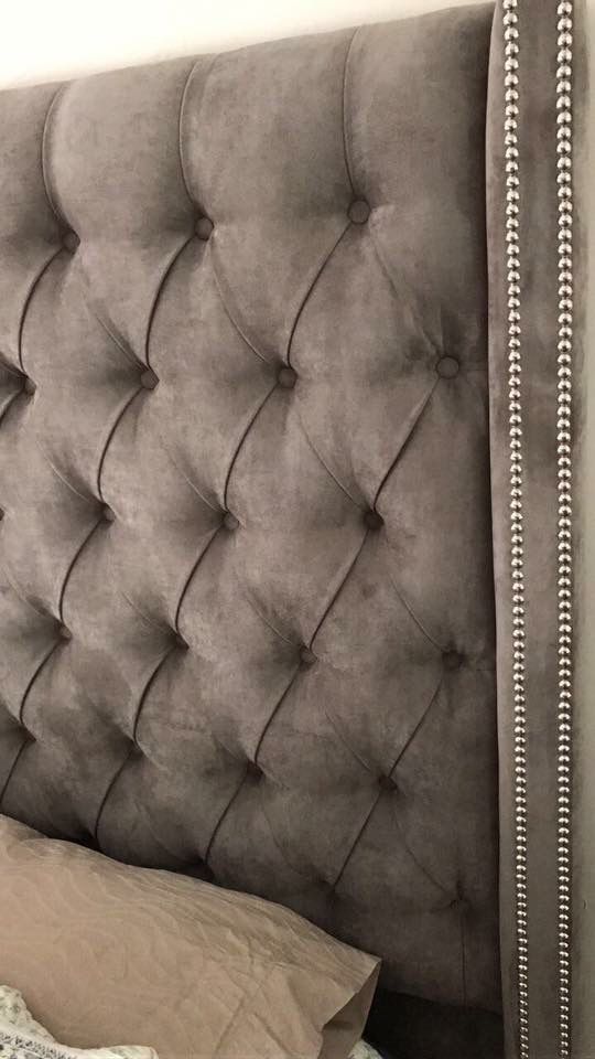 Detalle del capitoné y la doble línea de tachas plateadas del Respaldo Emmy gris de Sol