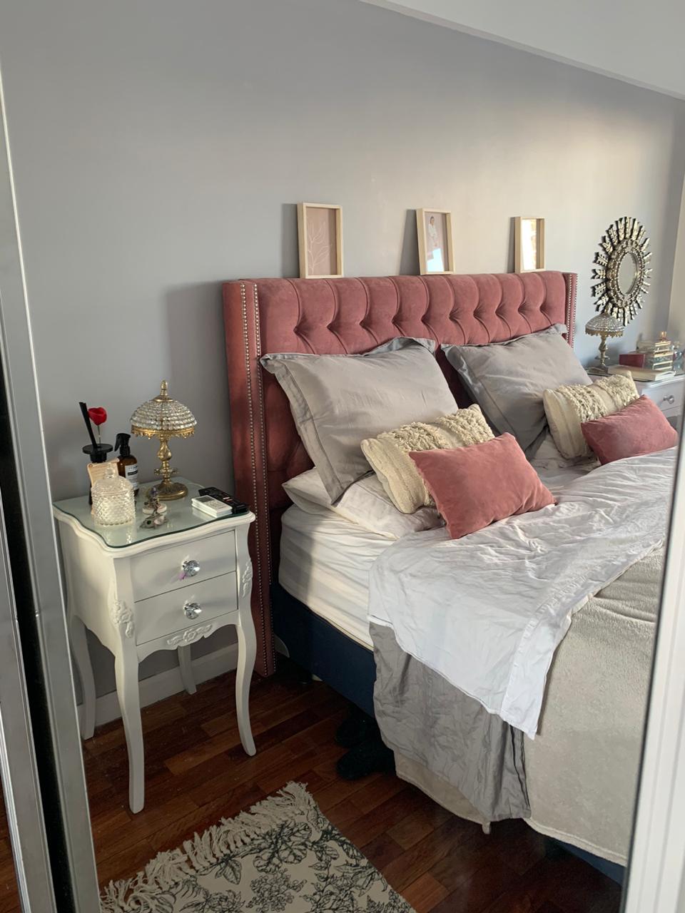 Dormitorio completo con el Respaldo Emmy rosa, mesas de luz blancas y alfombra