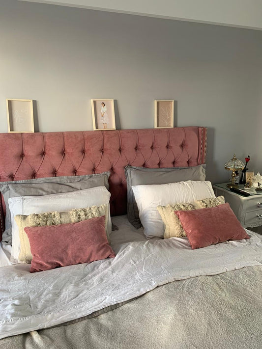 Respaldo Emmy rosa con tachas plateadas y tres cuadros apoyados arriba