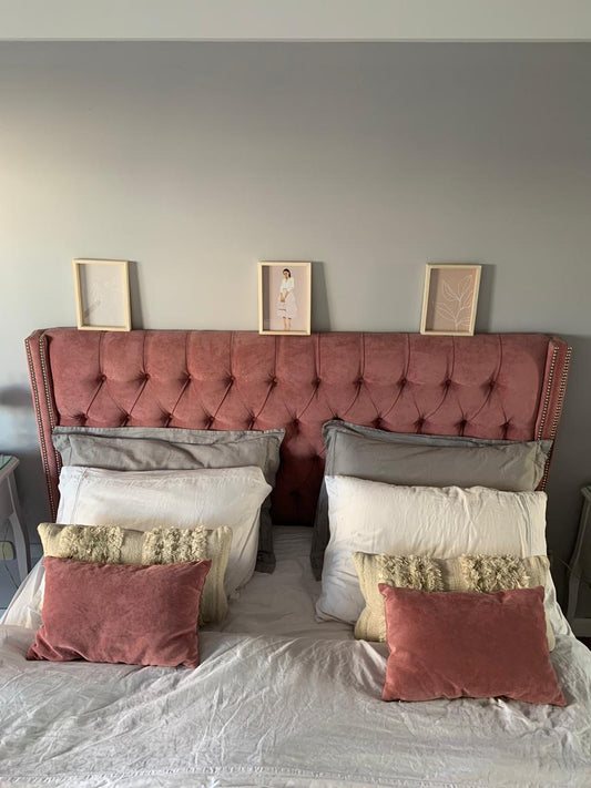 Respaldo Emmy rosa con capitoné, orejas y tachas plateadas en un dormitorio clásico