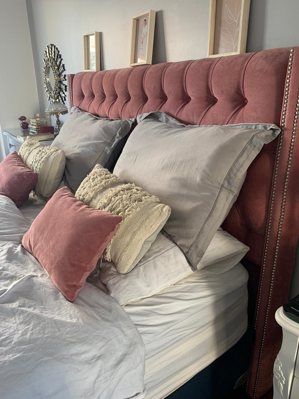 Vista lateral del Respaldo Emmy rosa con almohadones y tachas en la oreja