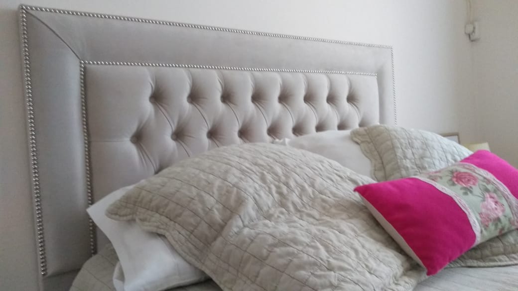 Detalle del capitoné y del doble marco de tachas plateadas del Respaldo Grace beige de Estefanía