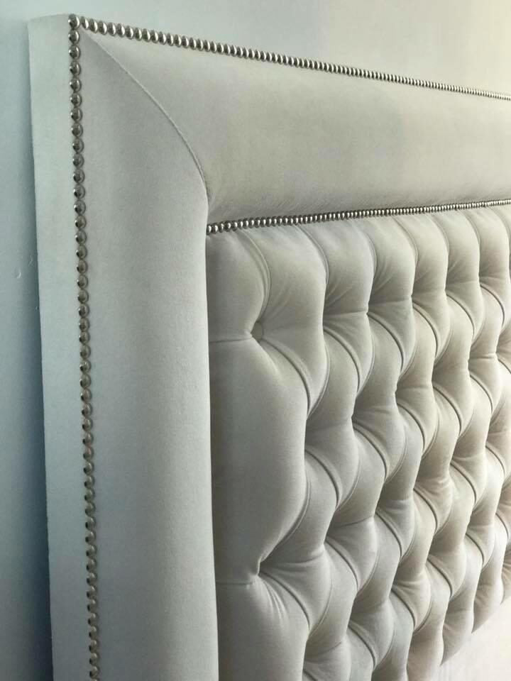 Detalle del Respaldo Grace gris plata de Solange, con capitoné y doble línea de tachas plateadas en el marco
