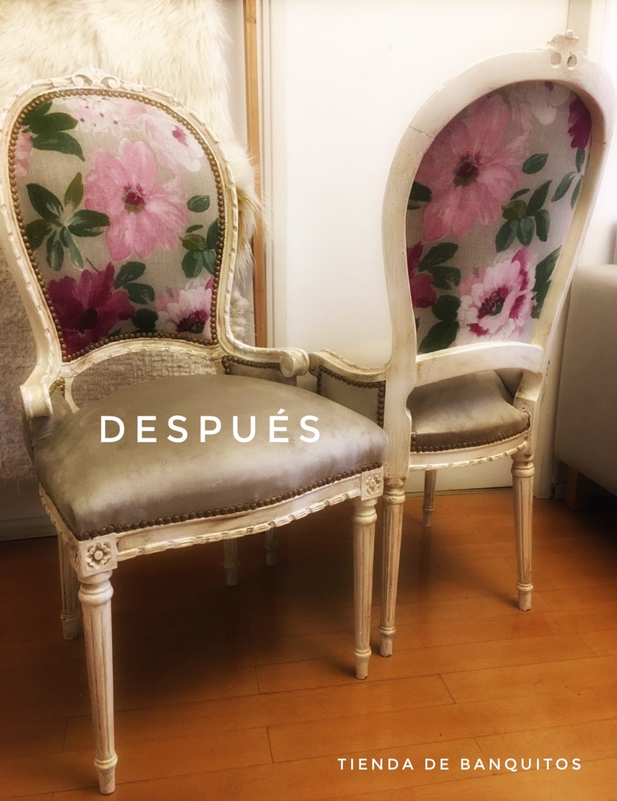 Las dos sillas de estilo de Ornella ya retapizadas, con género floral en el respaldo, asiento verde oliva y tachas en el contorno