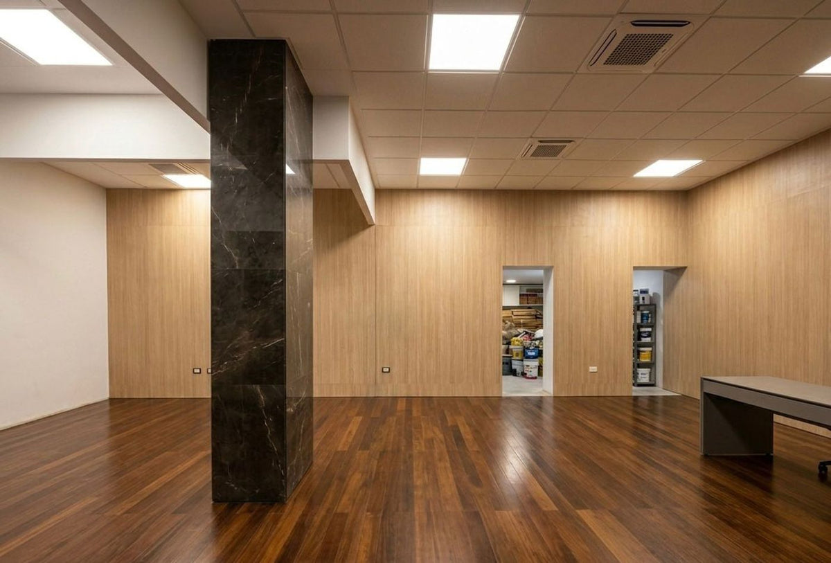 Oficinas del Banco del Chaco en CABA con paredes revestidas en madera clara y piso de madera plastificado