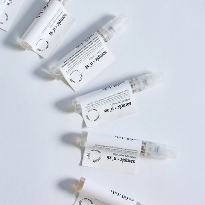 Plumines de muestra Refill Lab de 5 ml con etiquetas numeradas, sobre una superficie blanca