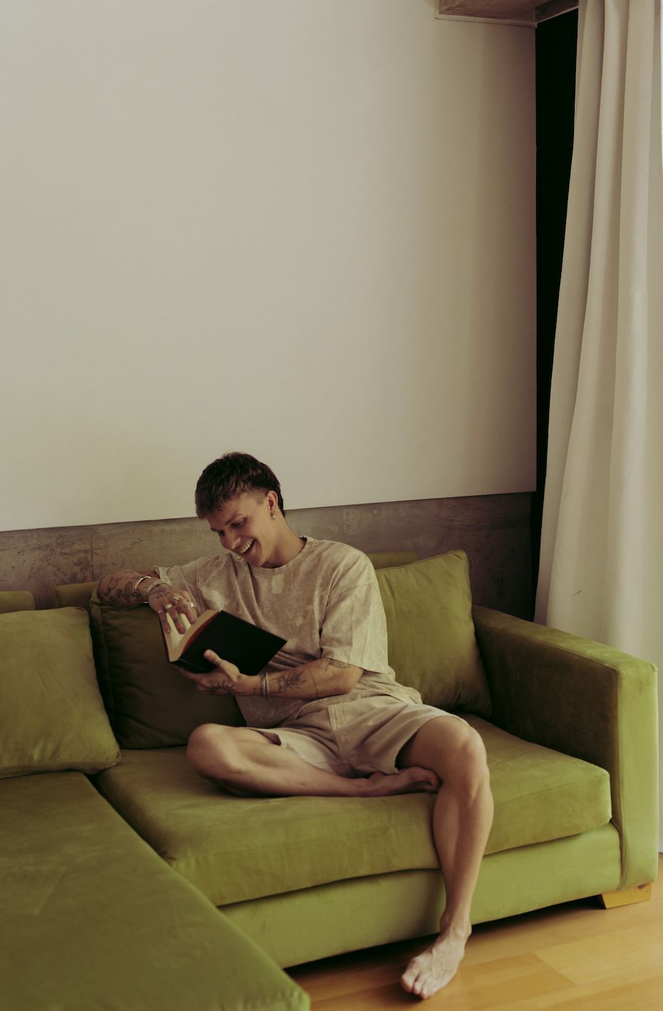 Santiago Colinet leyendo en el rincón de su Sillón Esquinero Richard verde, en una tarde de domingo