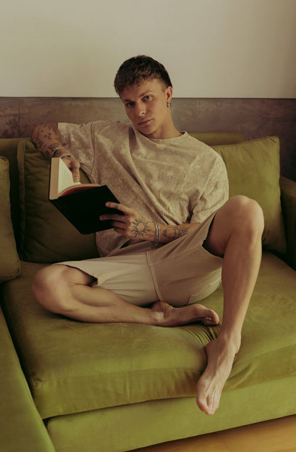 Santiago Colinet leyendo un libro, sentado en su Sillón Esquinero Richard de terciopelo verde