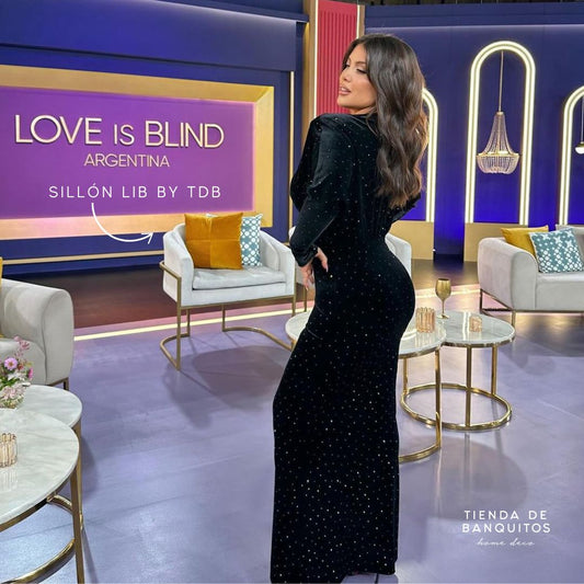 Sillones Love is Blind claros con patas doradas en el living del set de Love Is Blind Argentina, Netflix