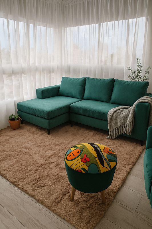 Sillón Elton en L color verde esmeralda, tapizado en tela de alta calidad, con asiento entero y respaldo de tres almohadones, ideal para living moderno y confortable.