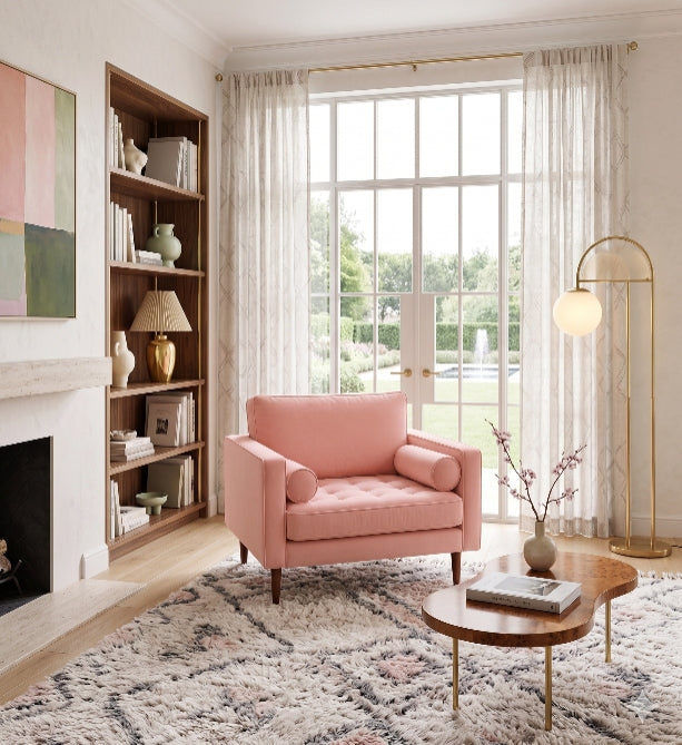 Sillón de un cuerpo estilo escandinavo en color rosa pastel, con patas de madera inclinadas y diseño minimalista, sobre fondo blanco