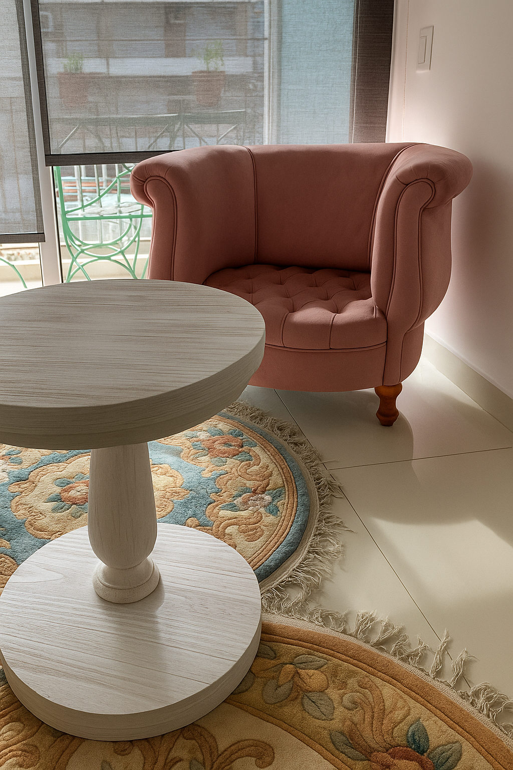 Un sillón tapizado en pana rosa de diseño redondeado, con apoyabrazos curvos y patas de madera, que aporta un aire elegante y acogedor al ambiente."