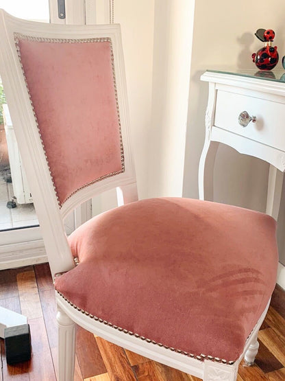 Silla a medida de estilo francés laqueada en blanco, con tapizado rosa y tachas, en la casa de Evelyn