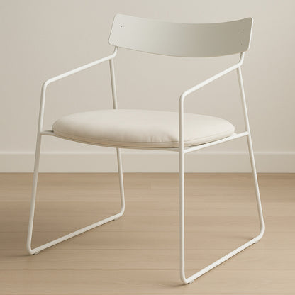 Silla Cubo blanca con respaldo curvo y asiento redondo crema, sobre piso de madera clara