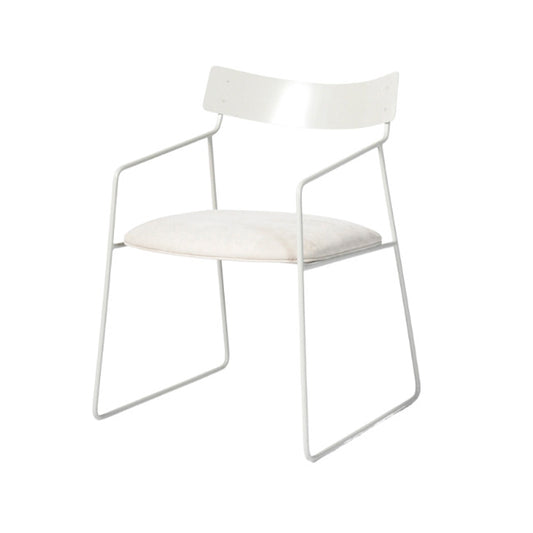 Silla Cubo blanca con asiento redondo tapizado en crema y apoyabrazos de caño, sobre fondo blanco