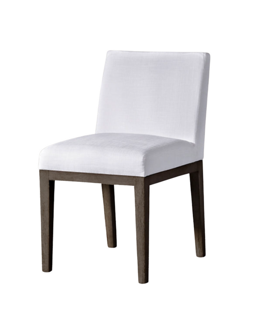 Silla Deli de líneas rectas tapizada en blanco, con patas de madera oscura, sobre fondo blanco