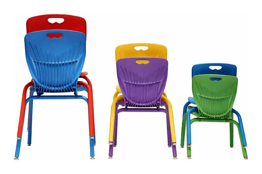 Sillas escolares ABC de Archivos Activos apiladas en rojo, azul, amarillo, violeta y verde