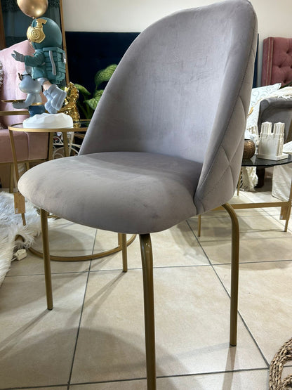 Silla Estrella en pana gris de frente, con asiento acolchado y patas metálicas doradas
