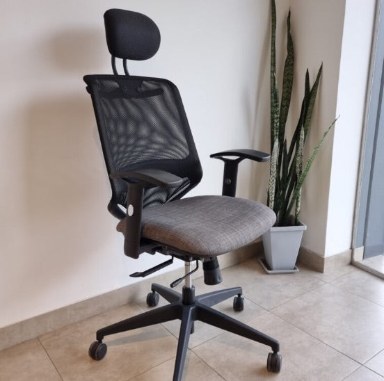 Silla gerencial Aston VIP negra con asiento gris y apoyacabeza, vista de frente