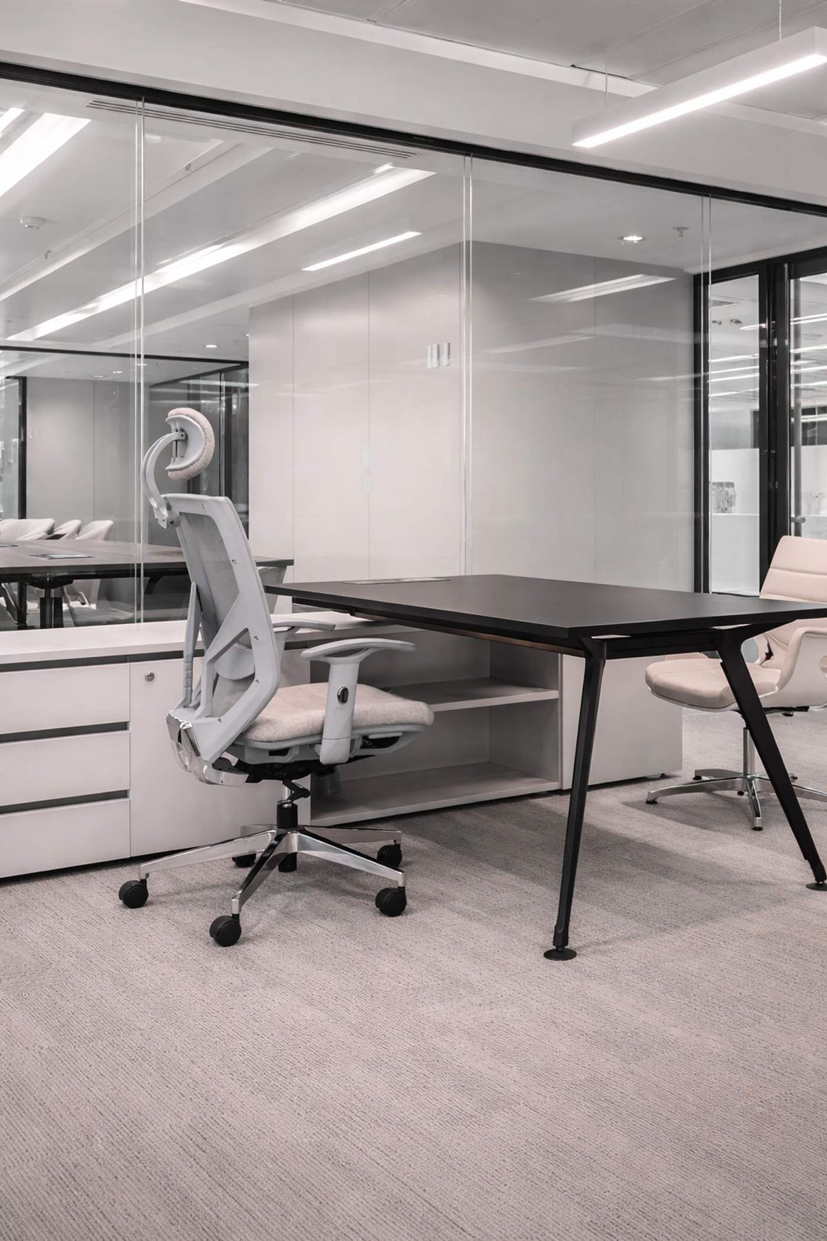 Silla gerencial Aston de Archivos Activos con el escritorio Avant en la oficina de Tempel Group Argentina