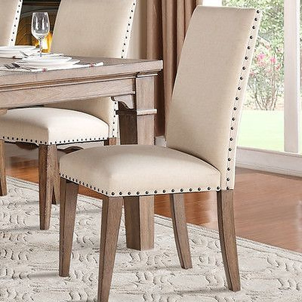 Sillas Lida crema con tachas en el borde del asiento y el respaldo, junto a una mesa de madera