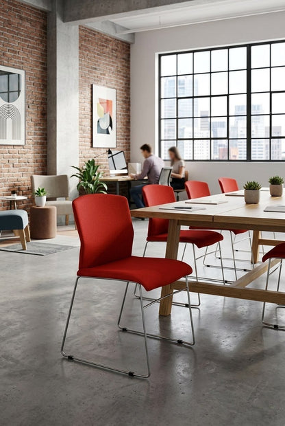 Sillas Bora Tapiz rojas alrededor de una mesa de reuniones, imagen ambientada