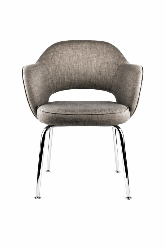 Silla meeting Gala de Archivos Activos tapizada en gris topo, con brazos envolventes y 4 patas cromadas