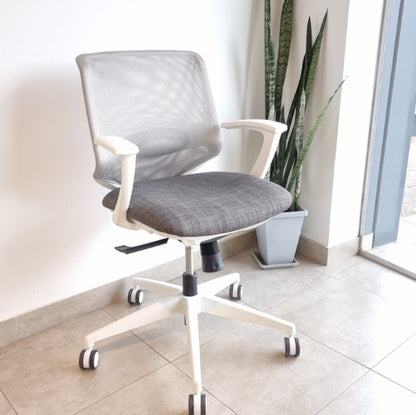 Silla operativa Aston Mediana blanca de Archivos Activos junto a una ventana